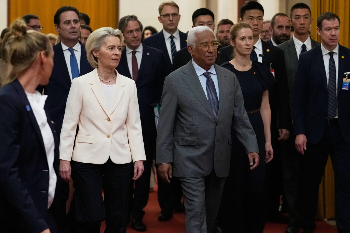 Przewodnicząca Komisji Europejskiej Ursula von der Leyen, przewodniczący Rady Europejskiej Antonio Costa oraz wysoka przedstawiciel do spraw zagranicznych i polityki bezpieczeństwa i wiceprzewodnicząca Komisji Europejskiej Kaja Kallas przechadzają się po Wielkiej Hali Ludowej przed 25. szczytem Unia Europejska-Chiny w Pekinie, Chiny, 24 lipca 2025 r. Foto: EPA/Mahesh Kumar A. / POOL