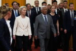 Przewodnicząca Komisji Europejskiej Ursula von der Leyen, przewodniczący Rady Europejskiej Antonio Costa oraz wysoka przedstawiciel do spraw zagranicznych i polityki bezpieczeństwa i wiceprzewodnicząca Komisji Europejskiej Kaja Kallas przechadzają się po Wielkiej Hali Ludowej przed 25. szczytem Unia Europejska-Chiny w Pekinie, Chiny, 24 lipca 2025 r. Foto: EPA/Mahesh Kumar A. / POOL