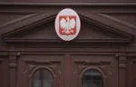 Godło Polski przy budynku Konsulatu Generalnego RP w Sankt Petersburgu, Rosja. Ilustracja na zdjęciu. fot. PAP/EPA/ANATOLIJ MALTSEV