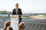 Minister Infrastruktury i Transportu - Christos Dimas podczas otwarcia projekt parku Olympia Odossolar w nadmorskim mieście Kiato – źródło: tovima.com 