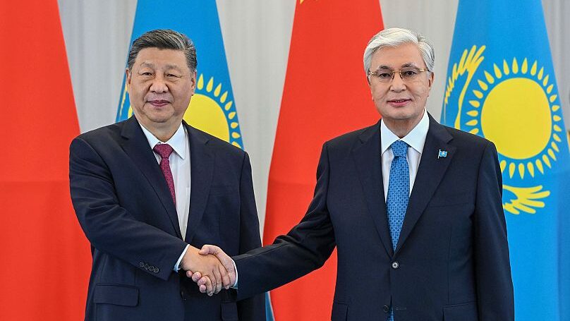 Prezydent Chin Xi Jinping, po lewej i prezydent Kazachstanu Kassym-Jomart Tokayev podczas spotkania w Astanie, 16 czerwca 2025 roku. Źródło: Materiały biura prasowego prezydenta Kazachstanu 