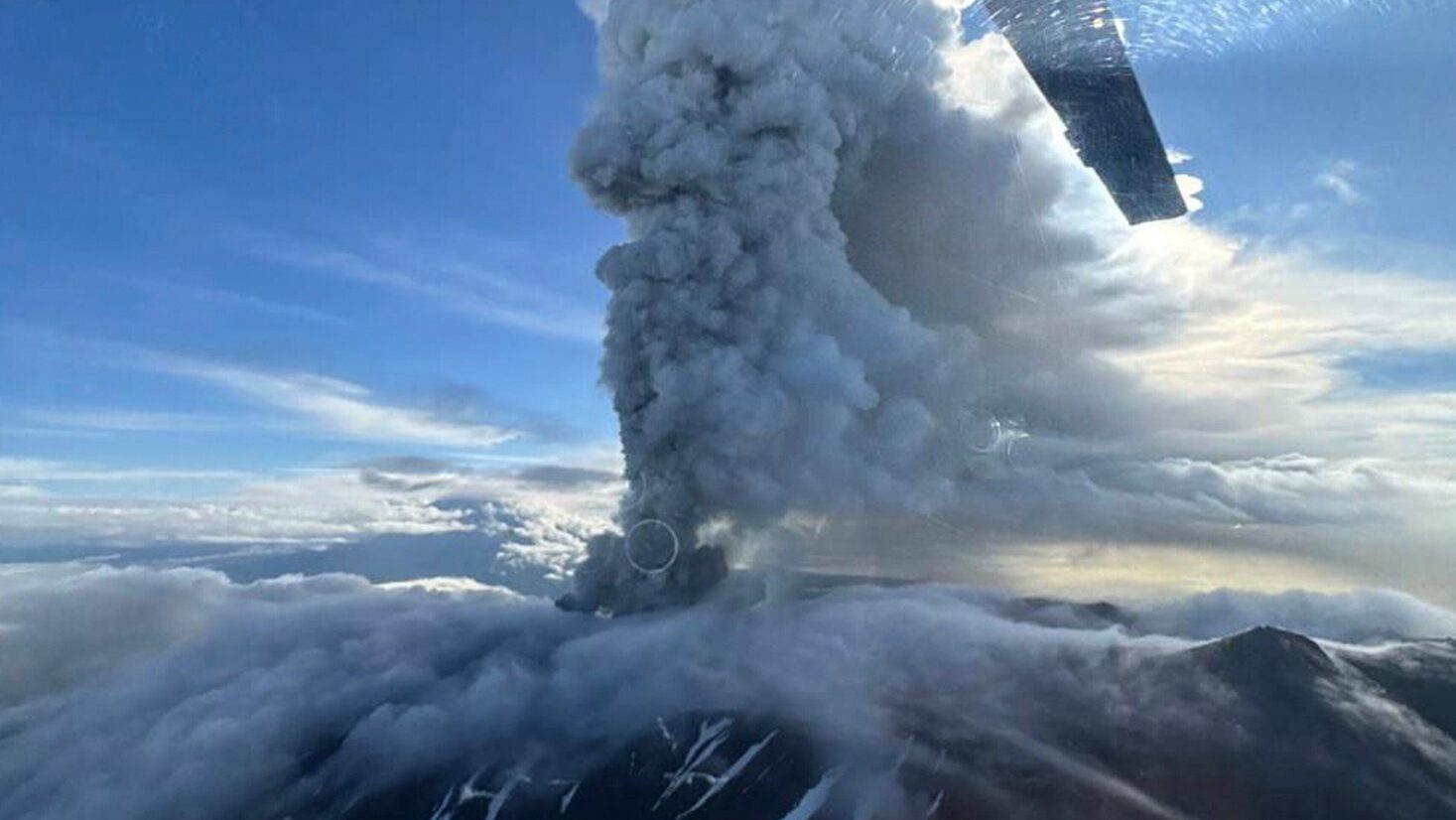 Zdjęcie Instytutu Wulkanologii i Sejsmologii przedstawia wulkan Kraszeninnikowa wyrzucający dym i popiół podczas erupcji na terytorium Kamczatki w Rosji, 3 sierpnia 2025 roku. PAP/EPA.