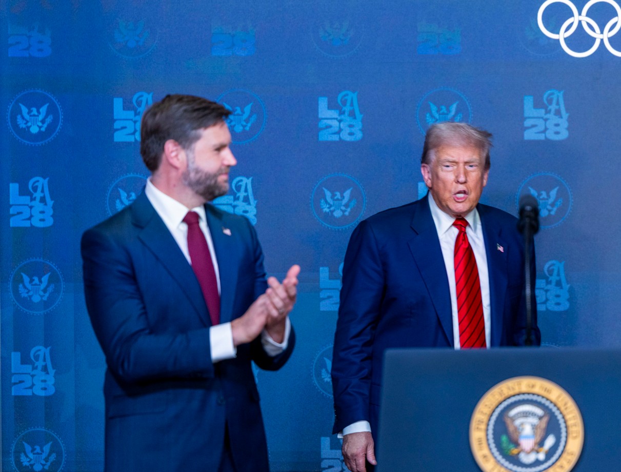 Prezydent USA Donald Trump przemawia obok wiceprezydenta J.D. Vance'a przed podpisaniem dekretu wykonawczego powołującego grupę zadaniową do nadzorowania Igrzysk Olimpijskich w Los Angeles 2028. EPA/SAMUEL CORUM / POOL Strona: PAP/EPA.