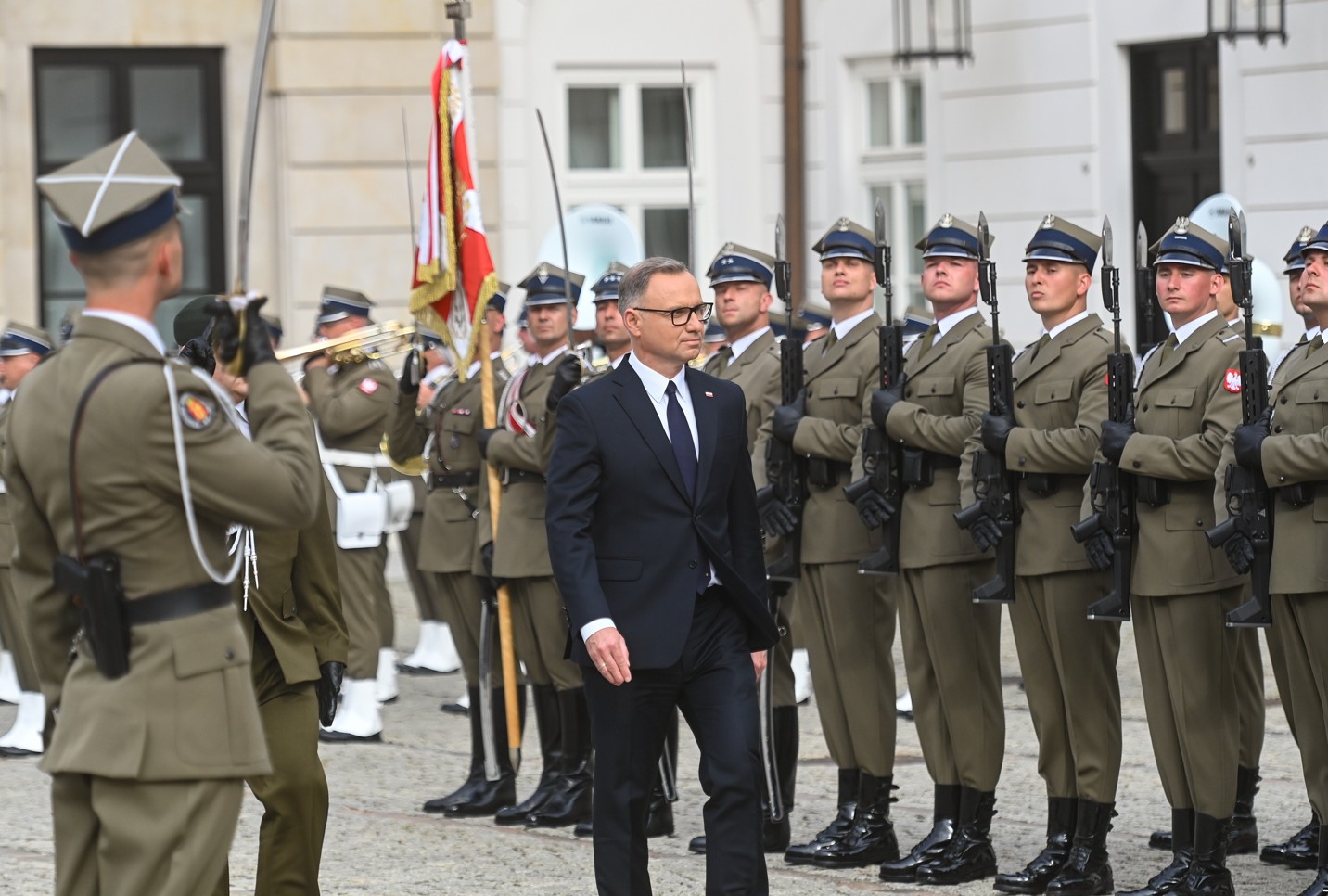 Warszawa, 05.08.2025. Prezydent RP Andrzej Duda (C) podczas uroczystości pożegnania z Siłami Zbrojnymi RP, 5 bm. na dziedzińcu Pałacu Prezydenckiego w Warszawie. Zgodnie z Konstytucją, prezydent jest najwyższym zwierzchnikiem Sił Zbrojnych RP. W dniu 6 sierpnia br., wraz z zaprzysiężeniem następcy, Karola Nawrockiego, zakończy się dziesięcioletnia prezydentura Andrzeja Dudy. (sko) PAP/Piotr Nowak