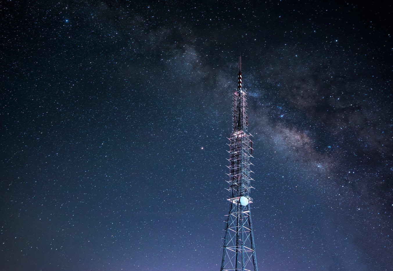 Wieża komunikacyjna. Źródło: Freepik