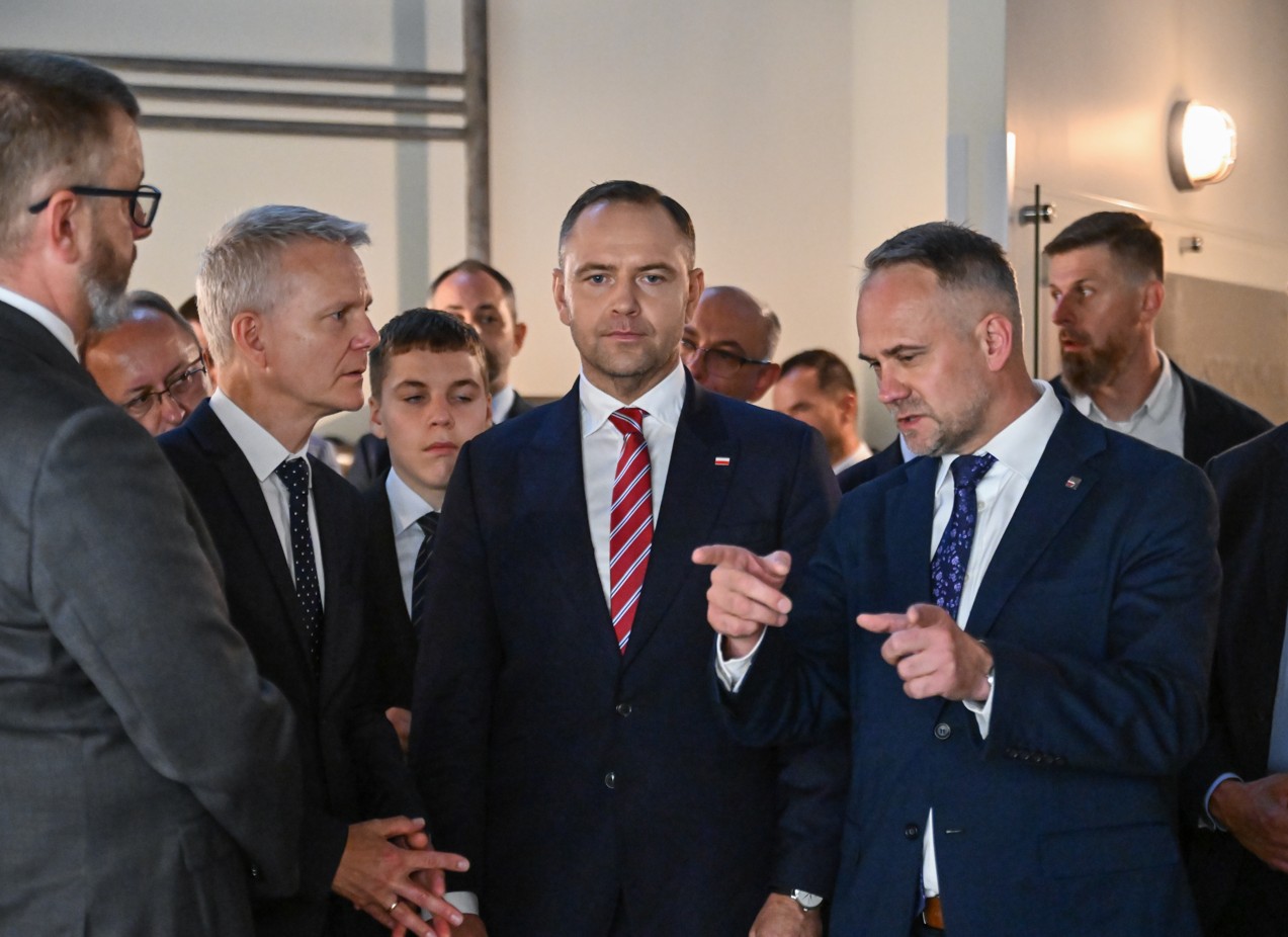 Gdańsk, 10.08.2025. Prezydent Karol Nawrocki (C), zastępca dyrektora MIIWŚ Janusz Marszalec (2L), dyrektor Oddziału IPN w Gdańsku Marek Szymaniak (3P) i pracownik Działu Naukowego Muzeum II Wojny Światowej Jan Szkudliński (L) podczas wizyty w Muzeum II Wojny Światowej w Gdańsku, 10 bm. (sko) PAP/Marcin Gadomski