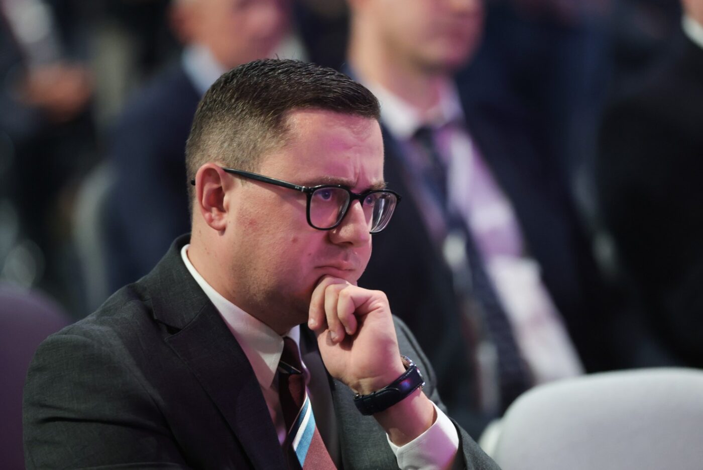 Bełchatów, 11.08.2025. Minister energii Miłosz Motyka podczas konferencji poprzedzającej Centralne Obchody Dnia Energetyka, 11 bm. w Bełchatowie. (ad) PAP/Marian Zubrzycki