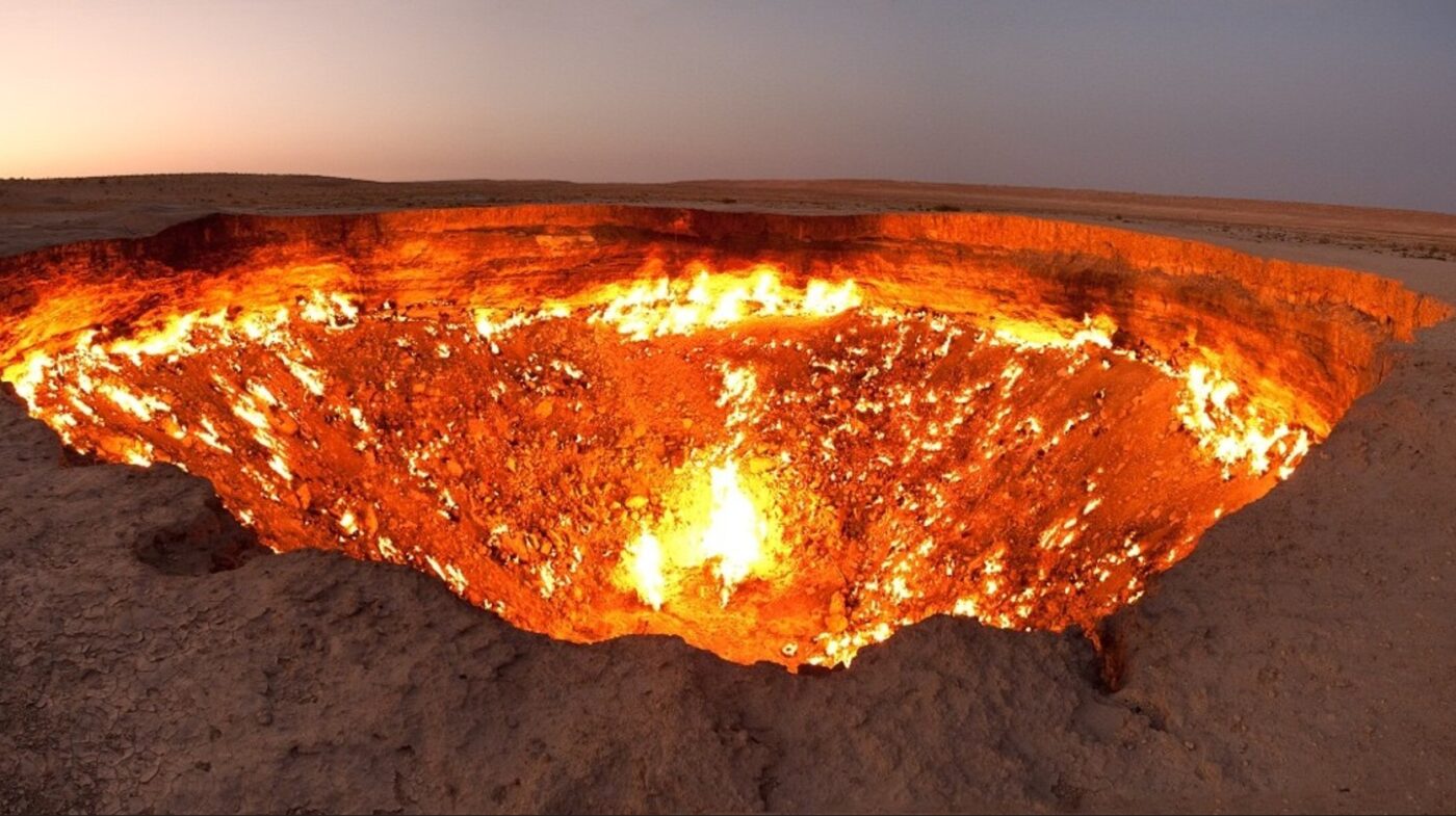 Zdjęcie „Bram Piekeł” w Turkmenistanie, wykonane przez Tommoda Sandtorva; Źródło: Wikipedia