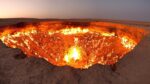 Zdjęcie „Bram Piekeł” w Turkmenistanie, wykonane przez Tommoda Sandtorva; Źródło: Wikipedia