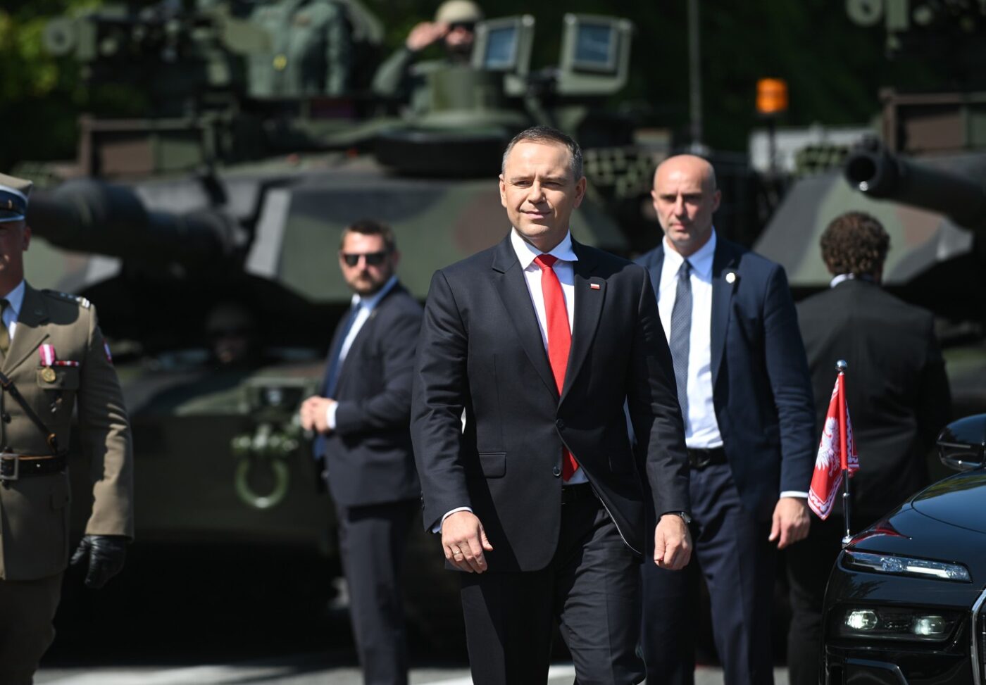 Warszawa, 15.08.2025. Prezydent RP Karol Nawrocki (C) podczas defilady na warszawskiej Wisłostradzie, w ramach obchodów Święta Wojska Polskiego, 15 bm. Tegoroczna defilada wojskowa odbywa się pod hasłem „Dziękujemy za Waszą służbę”. (mr) PAP/Marcin Obara