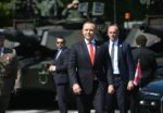 Warszawa, 15.08.2025. Prezydent RP Karol Nawrocki (C) podczas defilady na warszawskiej Wisłostradzie, w ramach obchodów Święta Wojska Polskiego, 15 bm. Tegoroczna defilada wojskowa odbywa się pod hasłem „Dziękujemy za Waszą służbę”. (mr) PAP/Marcin Obara