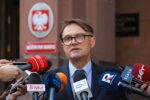 Warszawa, 21.08.2025. Rzecznik prasowy MSZ Paweł Wroński przemawia na briefingu prasowym przed siedzibą Ministerstwa Spraw Zagranicznych w Warszawie, 21 bm. Spotkanie dotyczyło przekazania Rosji noty protestacyjnej polskiego MSZ ws. eksplozji drona na Lubelszczyźnie. (jm) PAP/Paweł Supernak