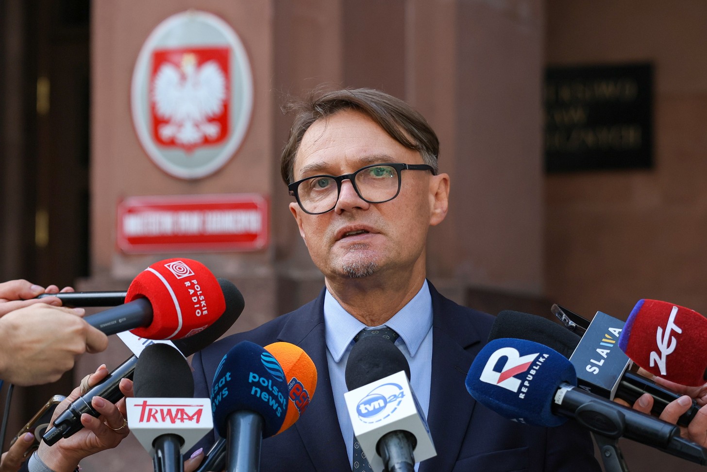 Warszawa, 21.08.2025. Rzecznik prasowy MSZ Paweł Wroński przemawia na briefingu prasowym przed siedzibą Ministerstwa Spraw Zagranicznych w Warszawie, 21 bm. Spotkanie dotyczyło przekazania Rosji noty protestacyjnej polskiego MSZ ws. eksplozji drona na Lubelszczyźnie. (jm) PAP/Paweł Supernak