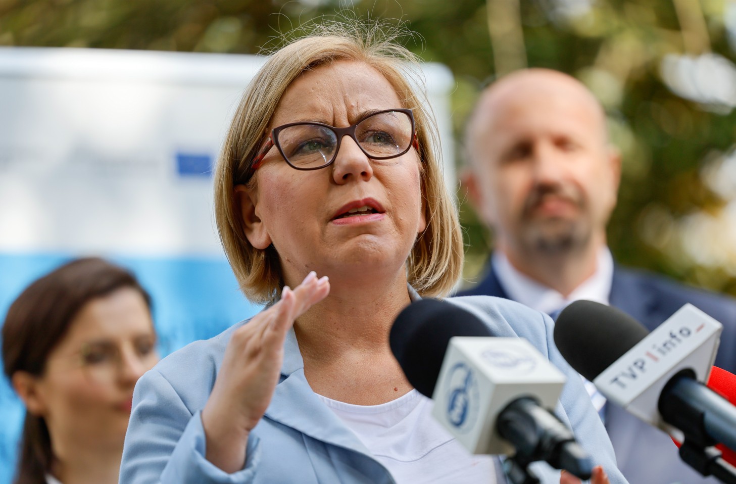 Koło, 22.08.2025. Minister klimatu i środowiska Paulina Hennig-Kloska (C) podczas konferencji prasowej w Parku Miejskim im. Juliusza Słowackiego w Kole, 22 bm. Szefowa MKiŚ wzięła udział w uroczystości podpisania umowy dot. utworzenia infrastruktury edukacji przyrodniczej w kolskim parku miejskim. (jm) PAP/Tomasz Wojtasik