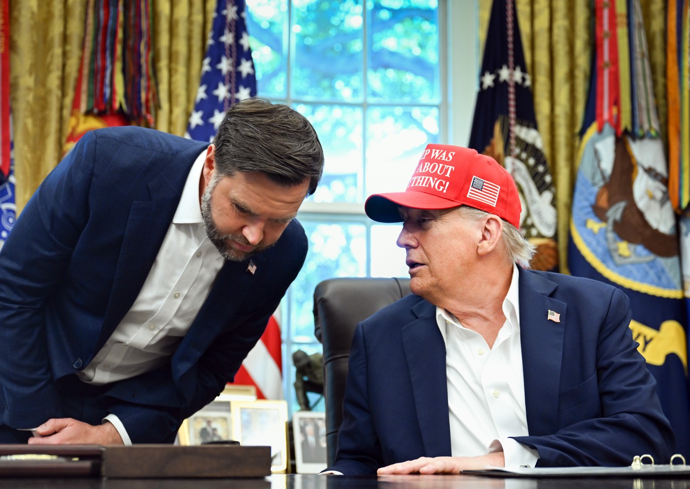 Prezydent USA Donald Trump (z prawej) i wiceprezydent J.D. Vance w Gabinecie Owalnym Białego Domu w Waszyngtonie, D.C., USA, 22 sierpnia 2025 roku. EPA/ANNABELLE GORDON / POOL