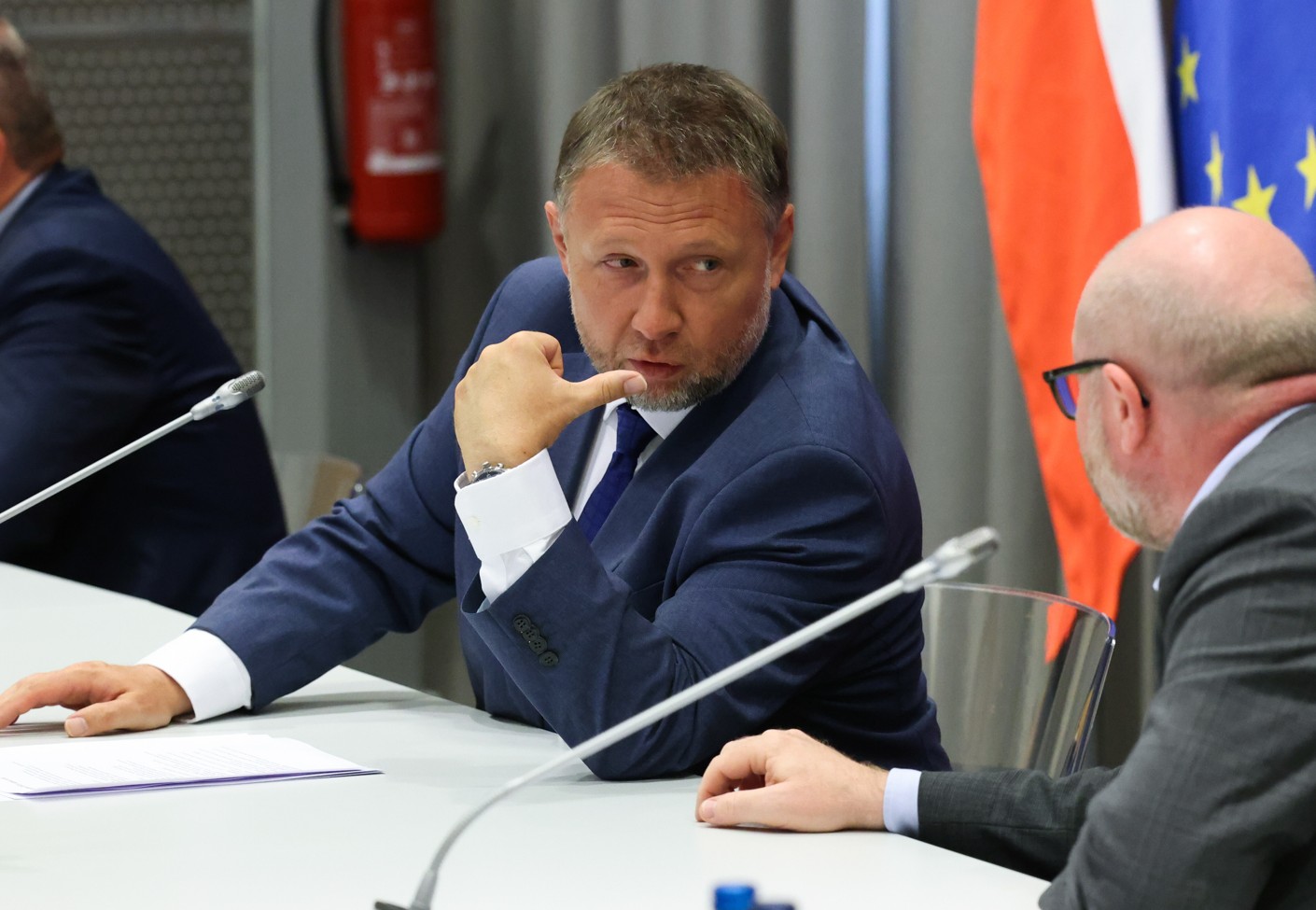 Warszawa, 25.08.2025. Minister spraw wewnętrznych i administracji Marcin Kierwiński (2P) podczas odprawy z szefami służb i wojewodami nt. sytuacji na granicach, 25 bm. w siedzibie MSWiA w Warszawie. (ad) PAP/Albert Zawada