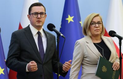 Warszawa, 27.08.2025. Ministrowie: energii Miłosz Motyka (L) oraz klimatu i środowiska Paulina Hennig-Kloska (P) podczas konferencji prasowej w siedzibie KPRM w Warszawie, 27 bm. Konferencja dot. zakończonego posiedzenia Rady Gabinetowej z udziałem prezydenta RP. (amb) PAP/Albert Zawada