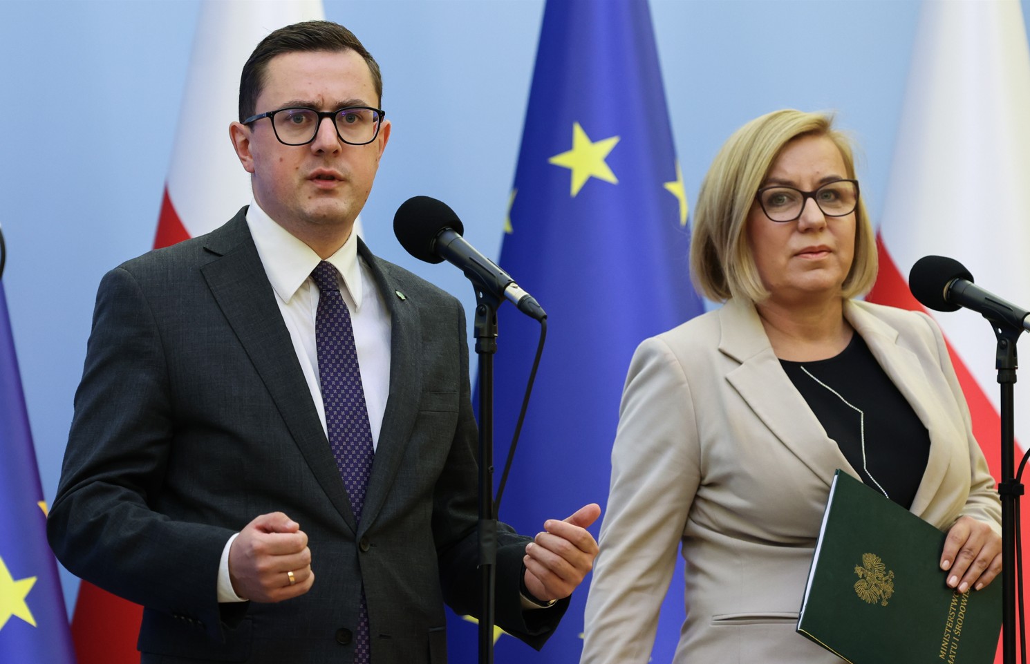 Warszawa, 27.08.2025. Ministrowie: energii Miłosz Motyka (L) oraz klimatu i środowiska Paulina Hennig-Kloska (P) podczas konferencji prasowej w siedzibie KPRM w Warszawie, 27 bm. Konferencja dot. zakończonego posiedzenia Rady Gabinetowej z udziałem prezydenta RP. (amb) PAP/Albert Zawada