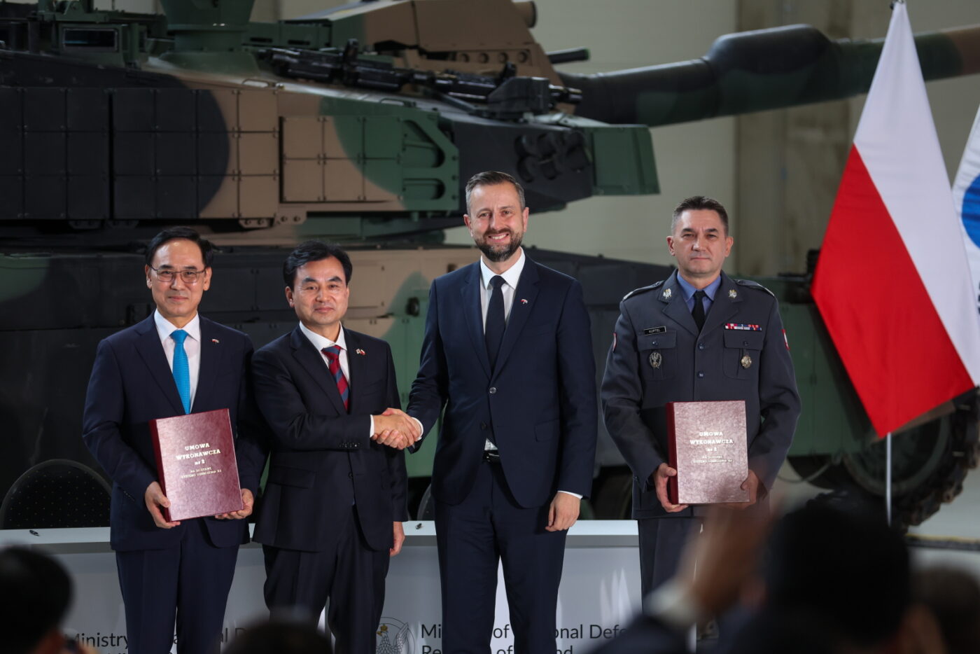 Wicepremier, minister obrony narodowej Władysław Kosiniak-Kamysz (2P), minister obrony Republiki Korei Ahn Gyu-back (2L), szef Agencji Uzbrojenia gen. bryg. Artur Kuptel (P) oraz prezes i dyrektor generalny Hyundai Rotem Yong-bae Lee (L) podczas uroczystości podpisania umowy wykonawczej na pozyskanie kolejnych czołgów K2, w tym pierwszych czołgów w konfiguracji K2PL, foto: PAP/Michał Meissner