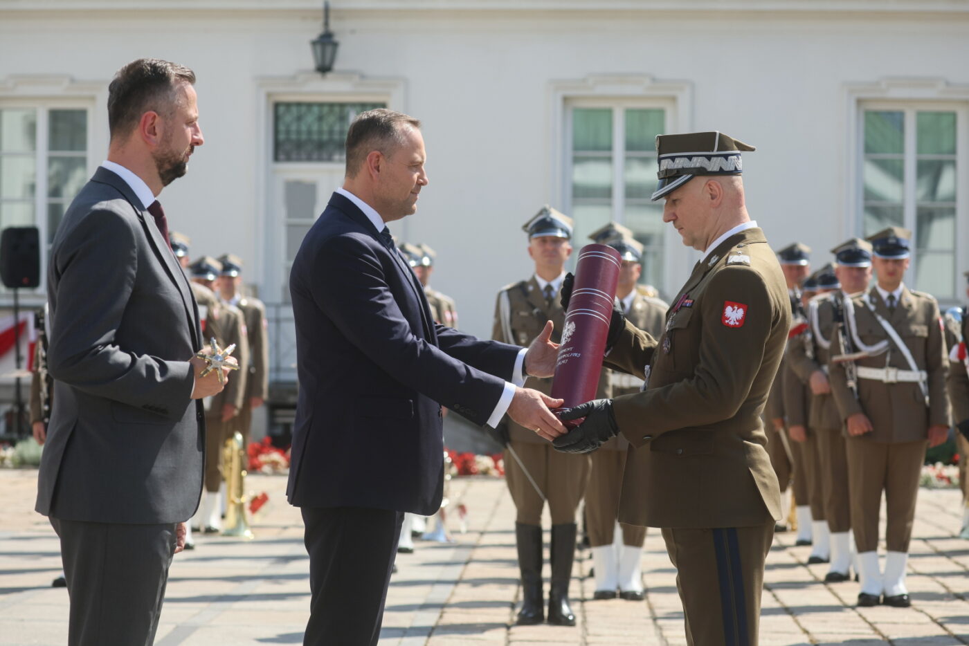 Prezydent RP Karol Nawrocki, wicepremier, minister obrony narodowej Władysław Kosiniak-Kamysz i mianowany na stopień generała brygady, szef Pionu Operacyjnego ds. NATO pułkownik Mieczysław Malec, foto: PAP/Leszek Szymański