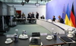 Prezydent Ukrainy Wołodymyr Zełenski i kanclerz Niemiec Friedrich Merz ( iedzą przed spotkaniem online z innymi europejskimi przywódcami w celu omówienia trwającej wojny na Ukrainie, w Kancelarii w Berlinie, Niemcy, 13 sierpnia 2025. EPA/JOHN MACDOUGALL / POOL
