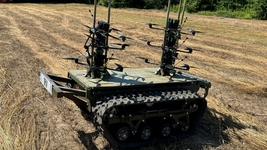 „Karakurt” – naziemny robot zdolny do jednoczesnego uruchomienia sześciu dronów FPV, foto: IRV