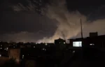 Dym nad miastem Sana, fot. PAP/EPA/YAHYA ARHAB