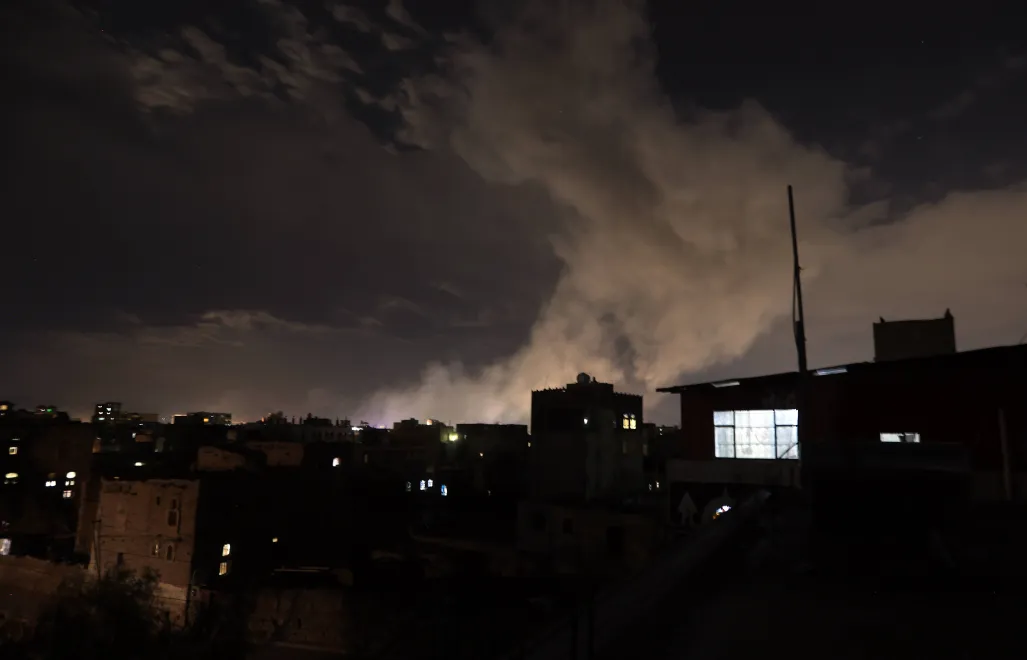 Dym nad miastem Sana, fot. PAP/EPA/YAHYA ARHAB