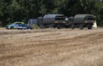 Służby zabiezpieczają teren pola kukurydzy w miejscowości Osiny. Fot. PAP/Wojtek Jargiło