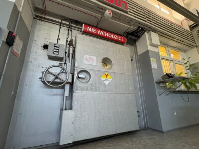 Drzwi do śluzy Reaktora Maria. Fot. Jędrzej Stachura