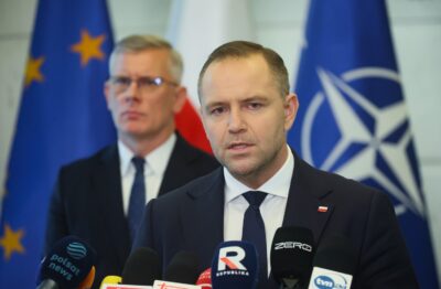 Warszawa, 10.09.2025. Prezydent Karol Nawrocki (P) i szef BBN Sławomir Cenckiewicz (L) na konferencji prasowej w Warszawie, 10 bm. w związku z nocnym naruszeniem polskiej przestrzeni powietrznej przez rosyjskie drony. (ad) PAP/Leszek Szymański