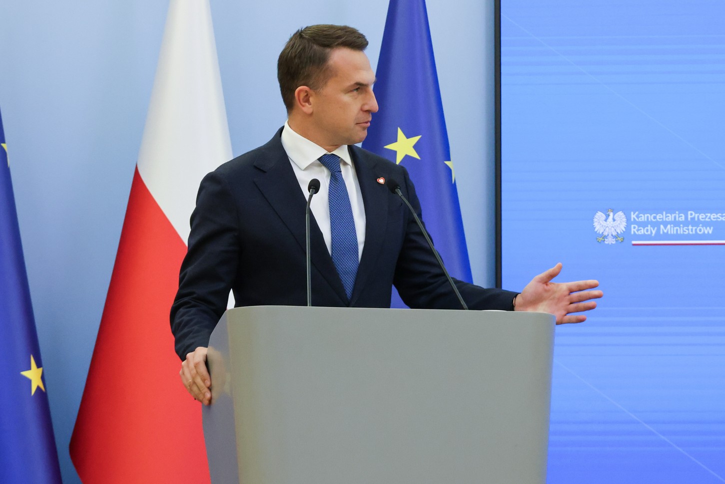 Warszawa, 30.09.2025. Rzecznik rządu Adam Szłapka na konferencji prasowej, po posiedzeniu rządu w KPRM w Warszawie, 30 bm. (mr) PAP/Albert Zawada