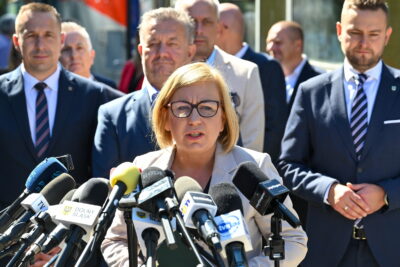 Minister klimatu i środowiska Paulina Hennig-Kloska podczas zorganizowanego w ramach XXXIV Forum Ekonomicznego briefingu prasowego na dworcu kolejowym w Karpaczu, foto: PAP/Maciej Kulczyński