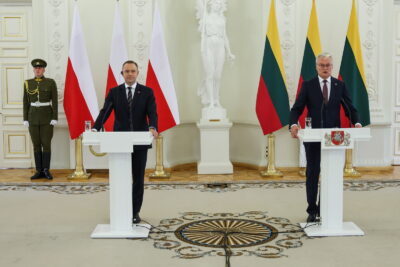 Prezydent RP Karol Nawrocki oraz prezydent Litwy Gitanas Nauseda podczas wspólnej konferencji prasowej po spotkaniu w Pałacu Prezydenckim w Wilnie, foto PAP/Albert Zawada