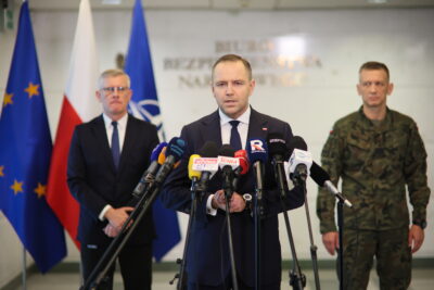 Prezydent Karol Nawrocki, szef BBN Sławomir Cenckiewicz i dyrektor Departamentu Zwierzchnictwa nad Siłami Zbrojnymi w BBN gen. dyw. Adam Rzeczkowski. Prezydent Karol Nawrocki potwierdził, że wspólnie z premierem podjęto decyzję o formalnym wniosku o uruchomienie artykułu 4. foto PAP/Leszek Szymański