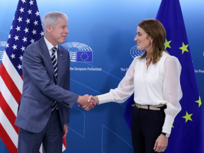 Sekretarz Energii Stanów Zjednoczonych Chris Wright (L) jest witany przez przewodniczącą Parlamentu Europejskiego Robertę Metsolę przed spotkaniem w Brukseli, Belgia, 12 września 2025 roku foto PAP/EPA/OLIVIER HOSLET