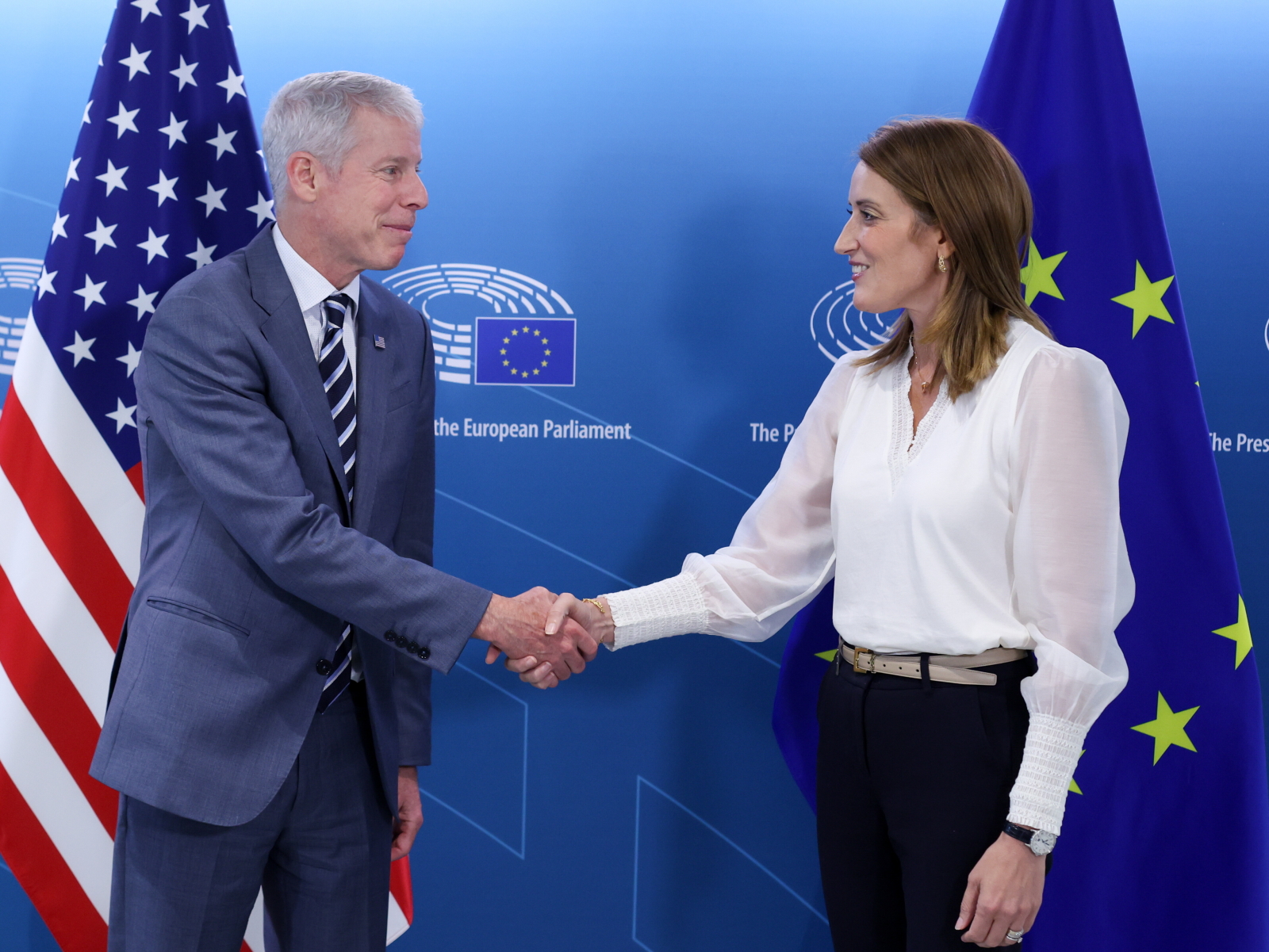 Sekretarz Energii Stanów Zjednoczonych Chris Wright (L) jest witany przez przewodniczącą Parlamentu Europejskiego Robertę Metsolę przed spotkaniem w Brukseli, Belgia, 12 września 2025 roku foto PAP/EPA/OLIVIER HOSLET