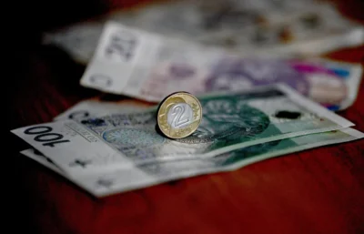 Złotówki Fot. PAP/Darek Delmanowicz