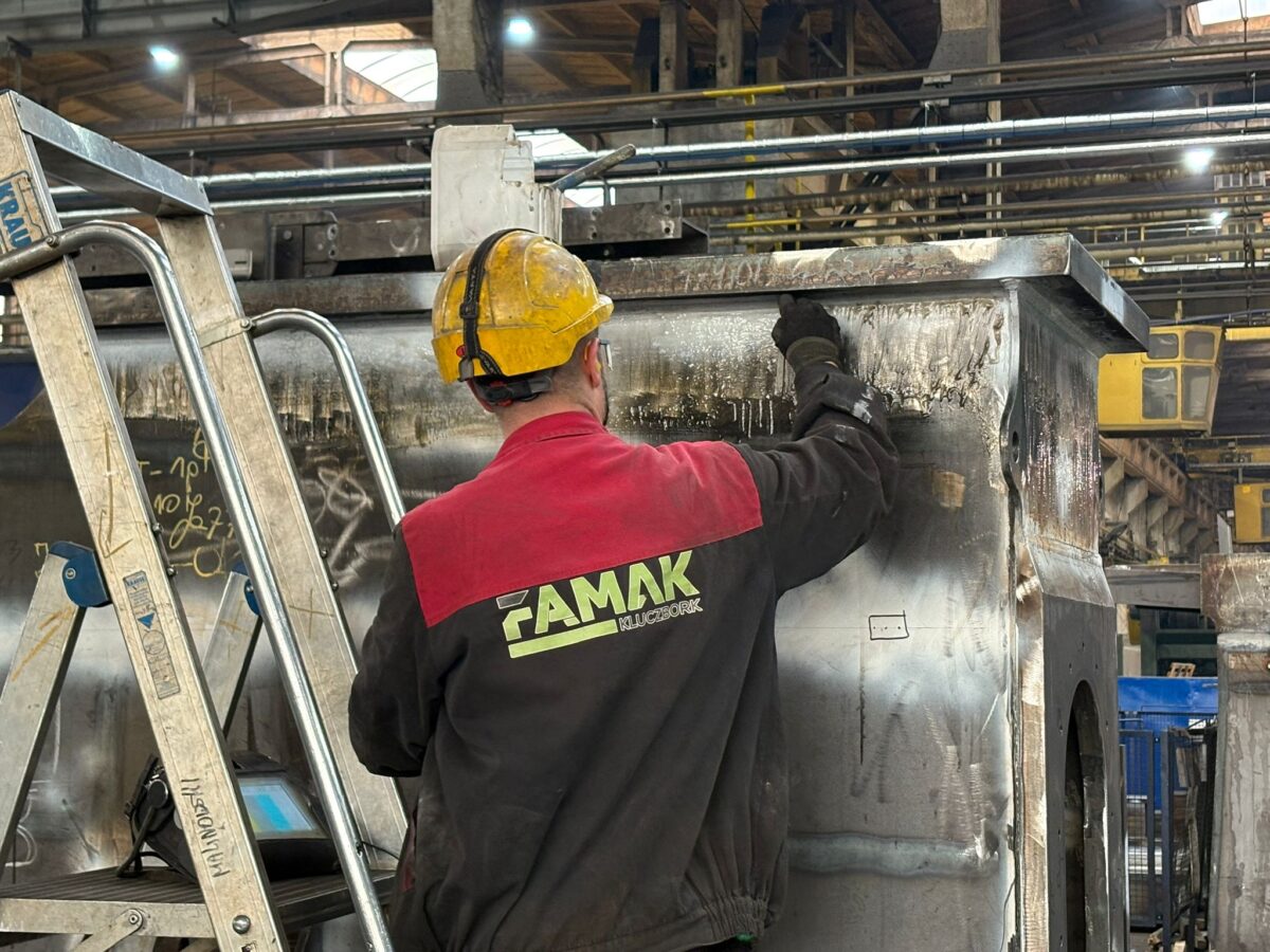Pracownik firmy Famak przeprowadza kontrolę jakości elementu konstrukcji. Fot. Jędrzej Stachura