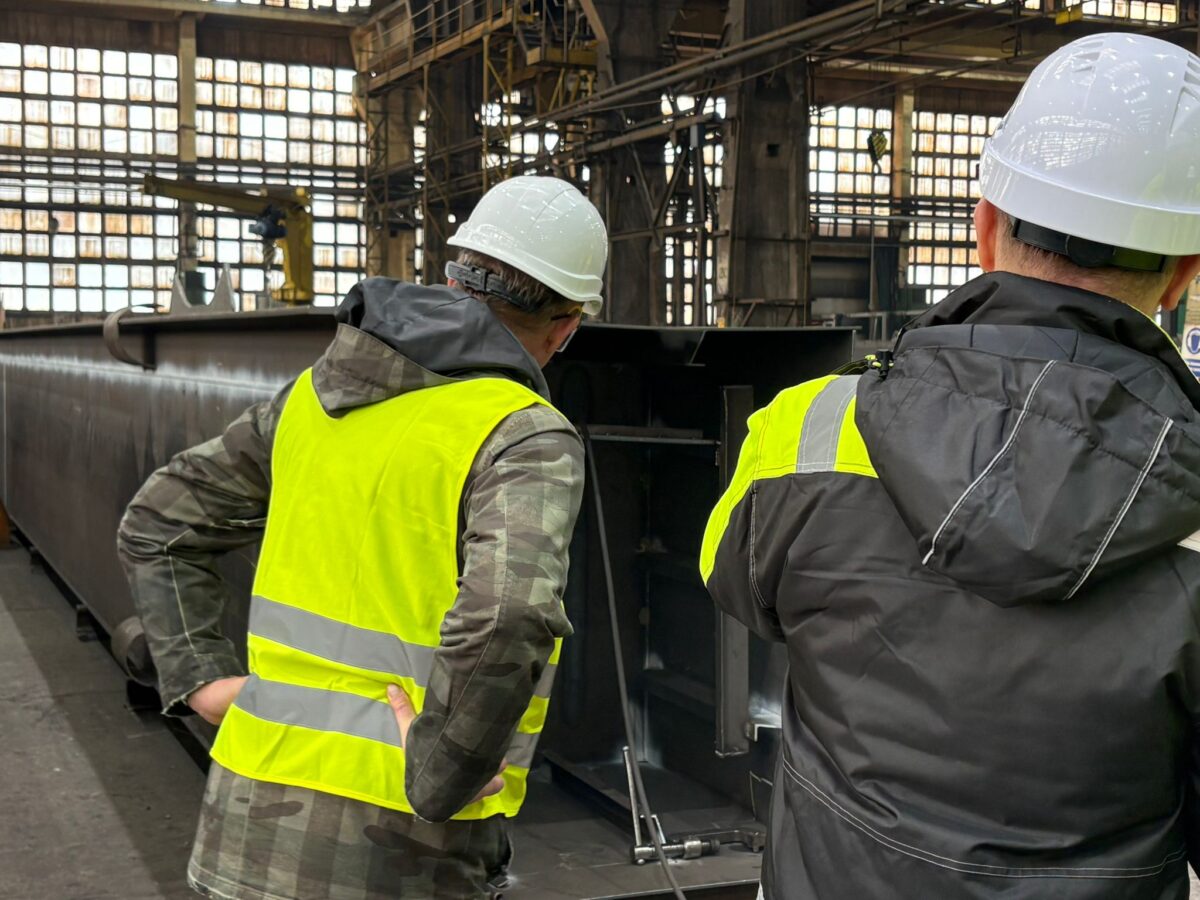 Wizyta dziennikarzy w fabryce Famak (Kluczbork). Fot. Jędrzej Stachura