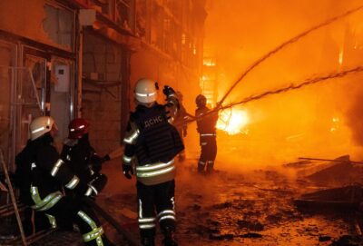 Charków, Ukraina, 02.10.2025. Strażacy gaszą pożar po ataku rosyjskim w Charkowie. (ad) PAP/Mykola Kalyeniak
