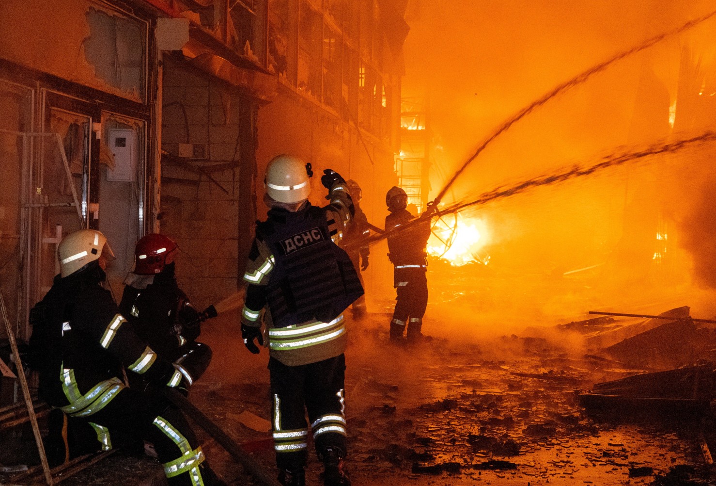 Charków, Ukraina, 02.10.2025. Strażacy gaszą pożar po ataku rosyjskim w Charkowie. (ad) PAP/Mykola Kalyeniak
