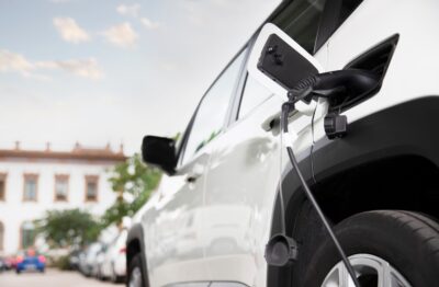 Samochód elektryczny, ładowanie. Źródło: Freepik