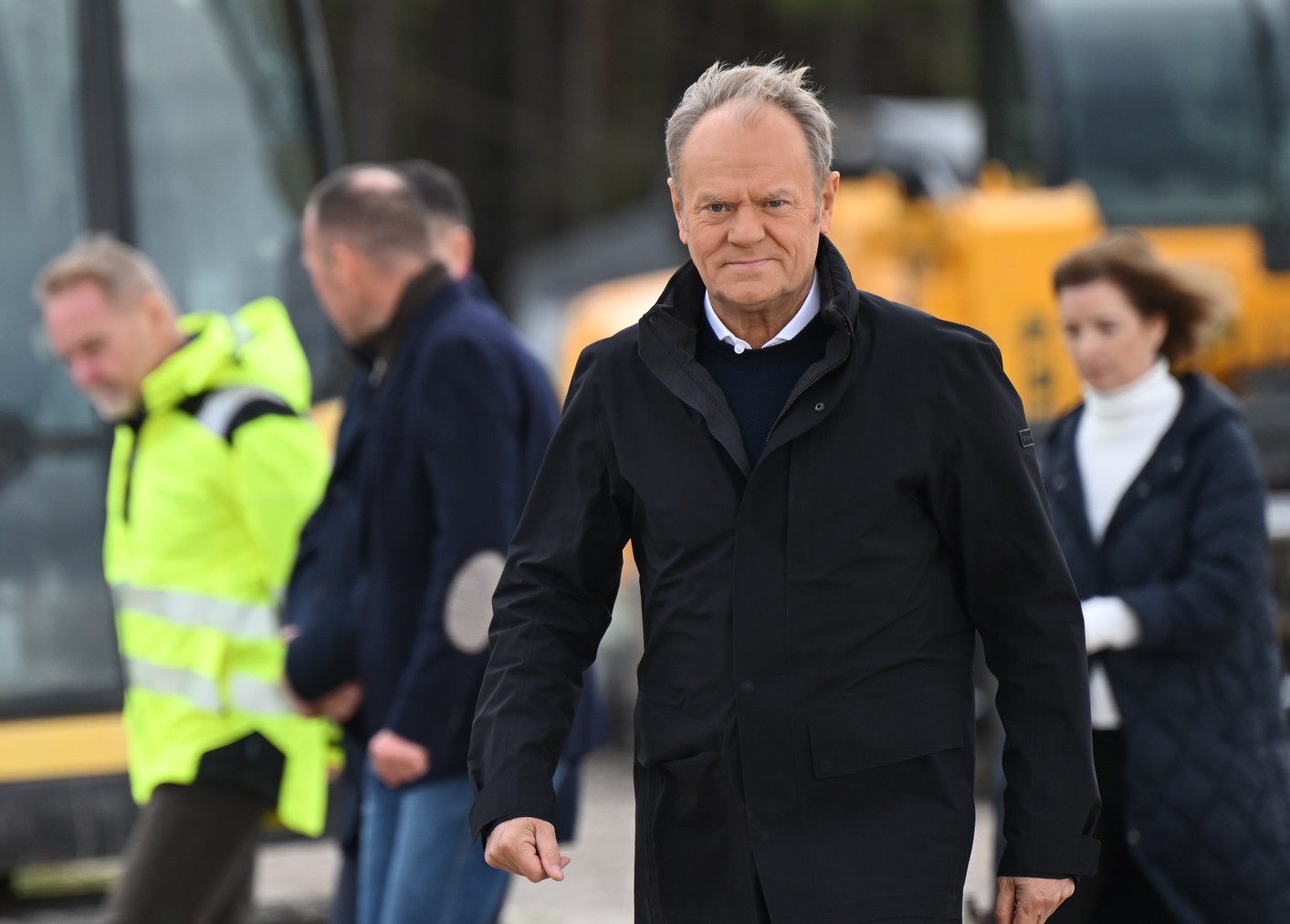 Biebrowo, 15.10.2025. Premier RP Donald Tusk podczas wizyty na miejscu planowanej budowy pierwszej polskiej elektrowni jądrowej Lubiatowo – Kopalino w Biebrowie (woj. pomorskie), 15 bm. (mr) PAP/Adam Warżawa