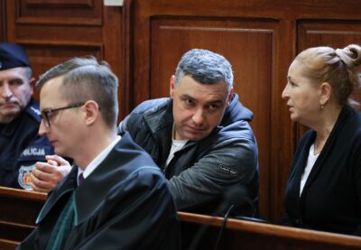 Warszawa, 17.10.2025. Wołodymyr Żurawlew (C) na sali Sądu Okręgowego w Warszawie, 17 bm. Sąd postanowił odmówić władzom niemieckim wydania Wołodymyra Żurawlewa, podejrzewanego o wysadzenie gazociągu Nord Strem, a także uchylić środek zapobiegawczy w postaci tymczasowego aresztowania i nakazać niezwłoczne zwolnienie obywatela Ukrainy. (amb) PAP/Rafał Guz