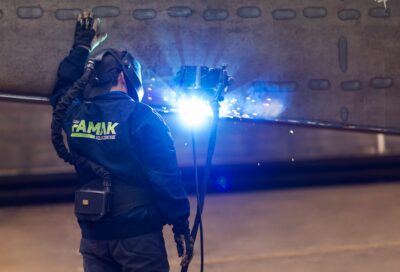 Proces spawania elementów konstrukcji stalowych. Fot. Famak