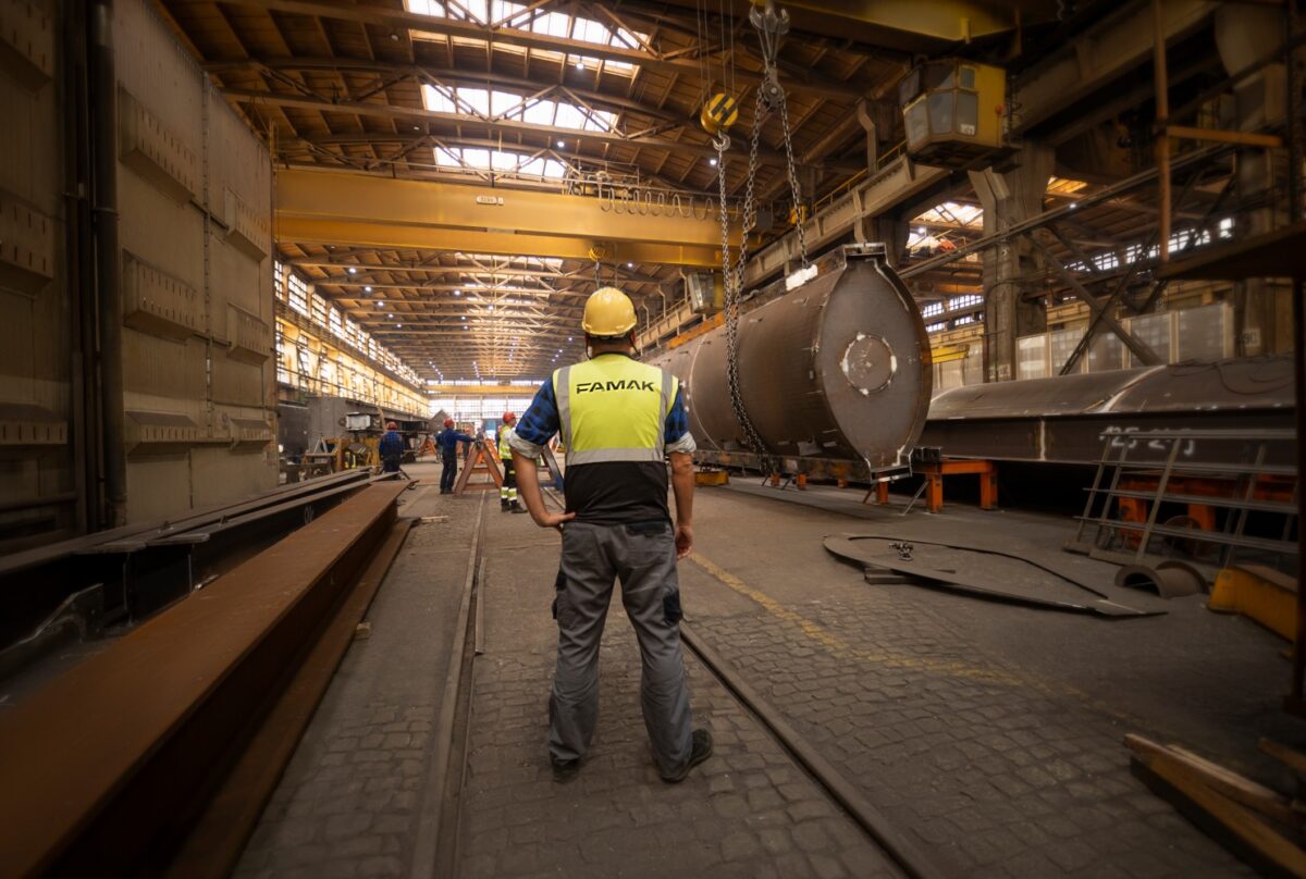 Pracownik w hali produkcyjnej. Fot. Famak