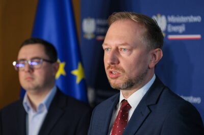 Warszawa, 24.10.2025. Wiceminister energii Wojciech Wrochna (P) podczas briefingu prasowego w siedzibie resortu w Warszawie, 24 bm. Temat spotkania: Start kampanii Ministerstwa Energii poświęconej problemowi dezinformacji w energetyce. (ad) PAP/Paweł Supernak