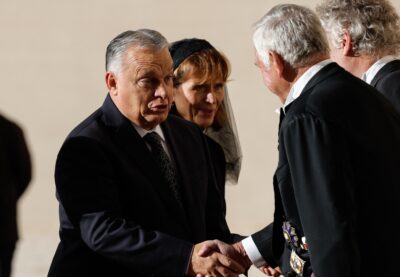 Premier Węgier Viktor Orban (z lewej) przybywa na prywatną audiencję u papieża Leona XIV (niepokazanego na zdjęciu) na dziedzińcu San Damaso w Watykanie, 27 października 2025 r. EPA/GIUSEPPE LAMI Dostawca: PAP/EPA