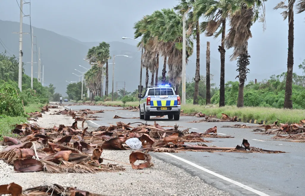 Radiowóz policyjny sprawdza zniszczenia na Jamajce Fot. PAP/EPA/Rudolph Brown